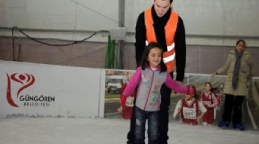 &Ccedil;ocuklar, s&ouml;mestrın keyfini buz pateni ile &ccedil;akarıyor