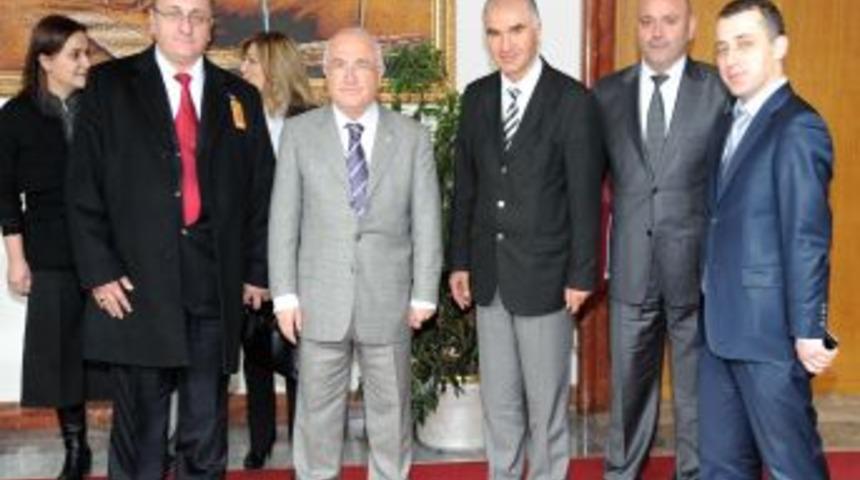 Karab&uuml;k Bartınlılar Derneği, anayasa i&ccedil;in 15 maddelik &ouml;nerilerini Meclis'e sundu