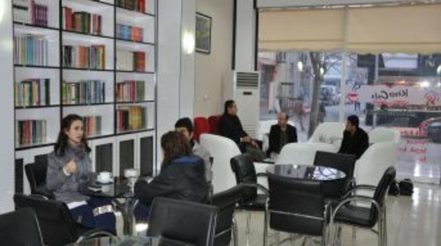 Taşova Kitap Kafe, 10 bin kitapla hizmet veriyor