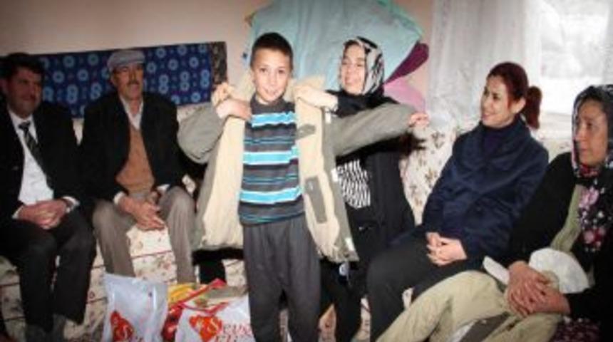 Sevgi Eli, evi yanan Sarıkavak ailesine yardım etti