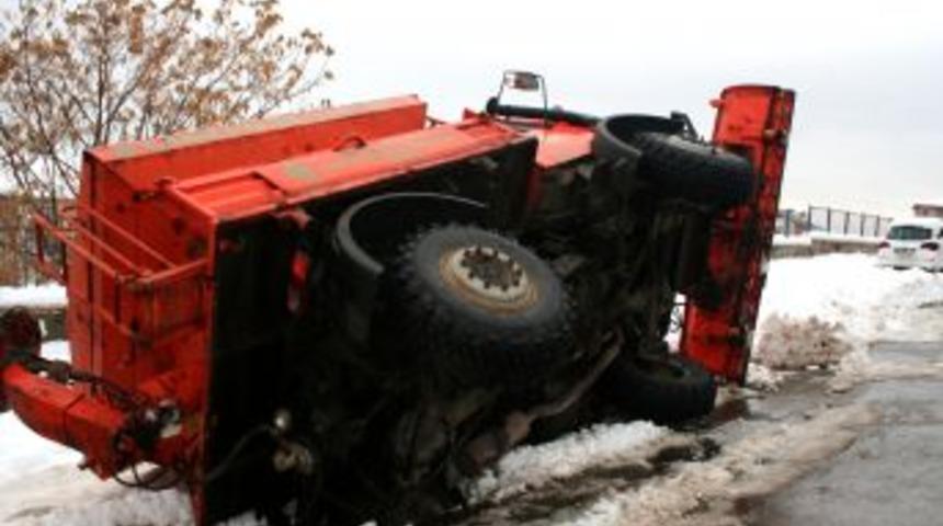 &Ccedil;ankaya'da kar tuzlama aracı devrildi