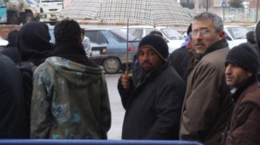 Battaniye ve kaskla gelir testi kuyruğuna girdiler