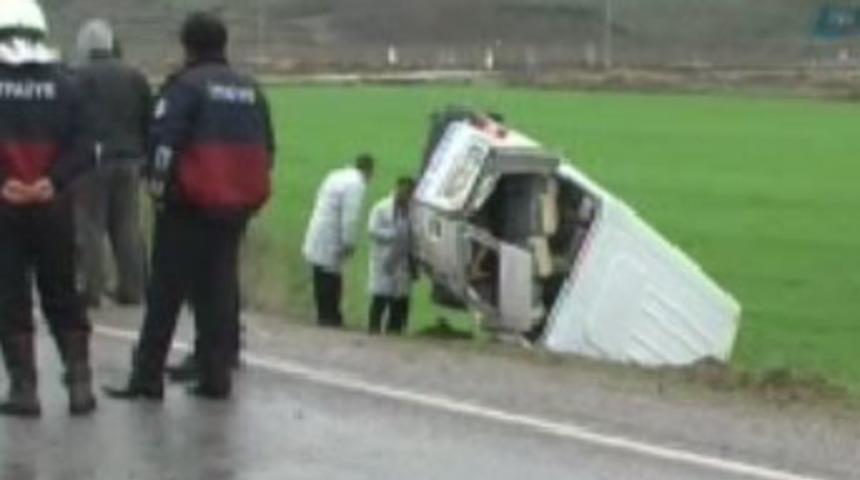 Hasta nakil aracı kaza yaptı; 3 &ouml;l&uuml;