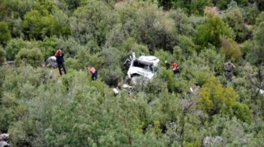 Cip u&ccedil;uruma yuvarlandı: 3 &ouml;l&uuml;, 1 yaralı