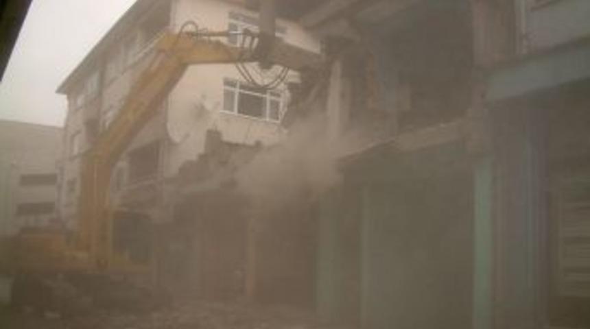 Orta hasarlı binasını onarmayanlar yıkıma başladı