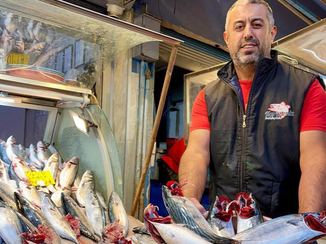 Hem balık&ccedil;ıların hem de vatandaşın y&uuml;z&uuml;n&uuml; g&uuml;ld&uuml;rd&uuml;! Tanesi 100 TL'den satılıyor
