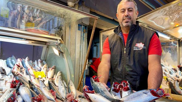 Hem balıkçıların hem de vatandaşın yüzünü güldürdü! Tanesi 100 TL'den satılıyor