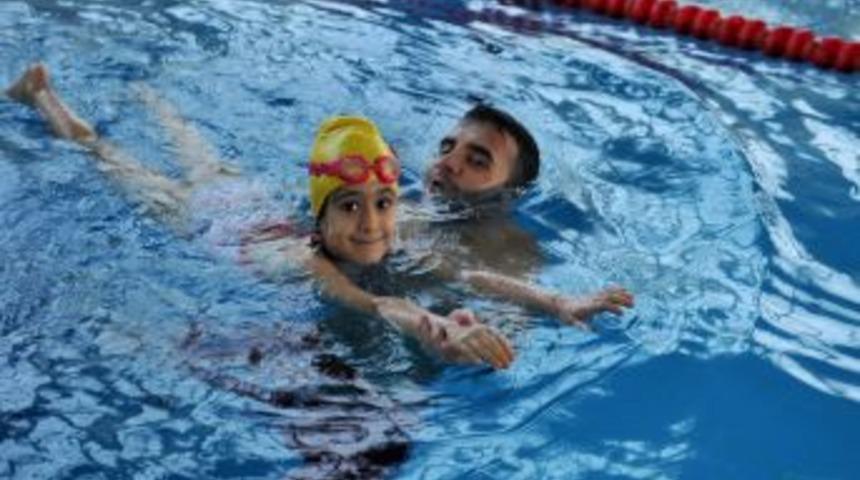 Nil&uuml;ferli &ouml;ğrencilerin y&uuml;zme keyfi