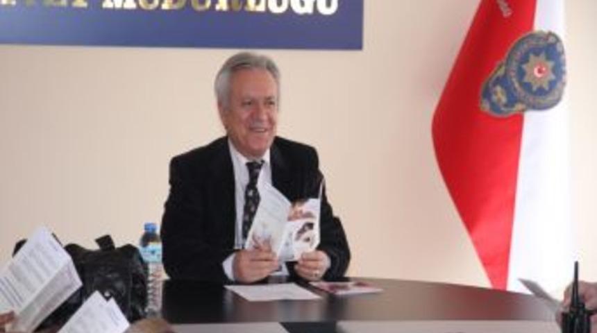 Polisten aile i&ccedil;i şiddete broş&uuml;rl&uuml; uyarı