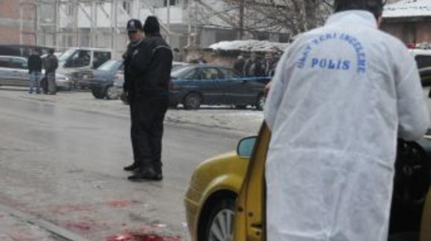 Kız meselesi y&uuml;z&uuml;nden &ccedil;ıkan silahlı kavgada 3 kişi ağır yaralandı