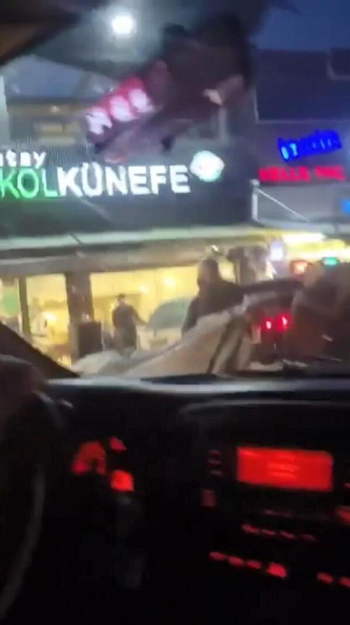 Trafikte aracın camını kırdı! &Ccedil;ocuğun &ccedil;ığlıkları y&uuml;rek burktu 1