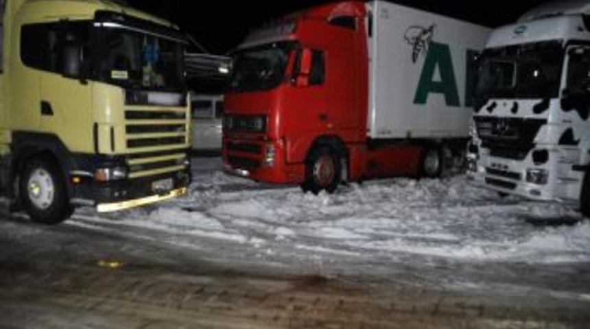 Kaza yapan TIR, Yozgat - Alaca karayolunu 1 saat ulaşıma kapadı