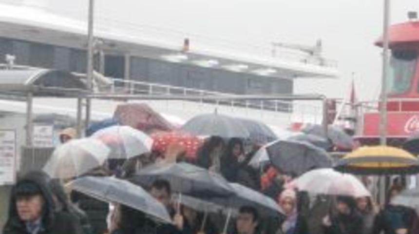 İstanbul'u etkisi altına alan yağmur devam ediyor