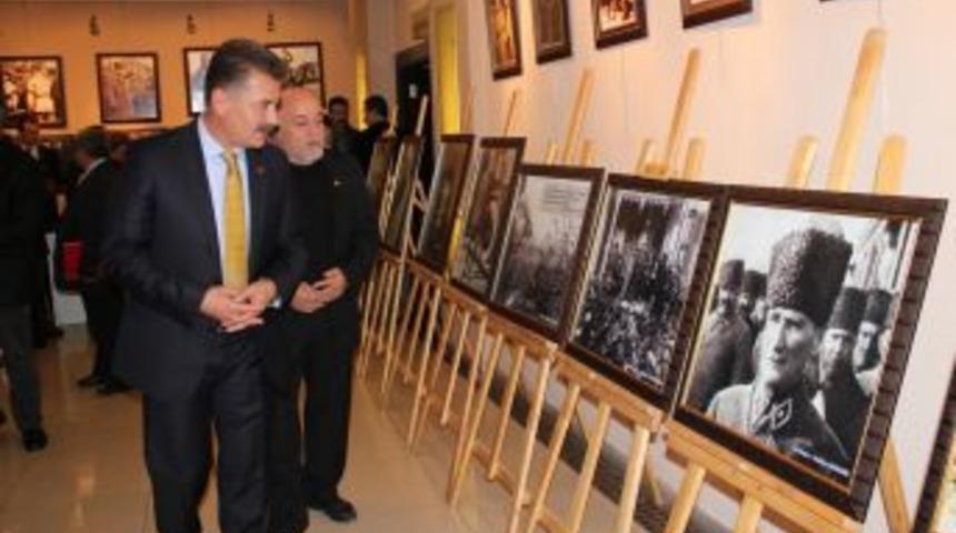 Gazeteci  Okdemir&rsquo;den Ata&rsquo;ya saygı sergisi