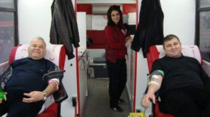 Baba oğul kan bağışladılar