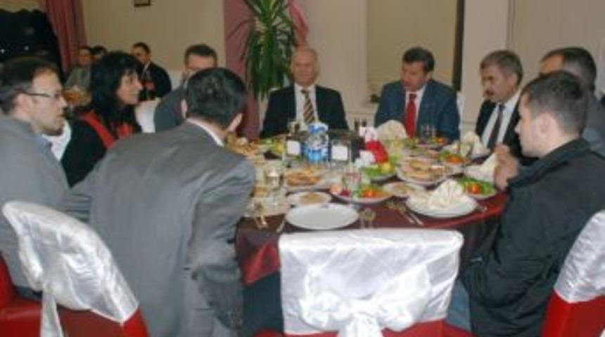 Akademisyen ve &ouml;ğrencilere akşam yemeği