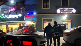 Trafikte aracın camını kırdı! &Ccedil;ocuğun &ccedil;ığlıkları y&uuml;rek burktu