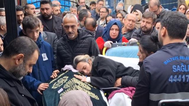 Maltepe’de çöken binada hayatını kaybetmişti: Anne cenazeye sedye ile getirildi