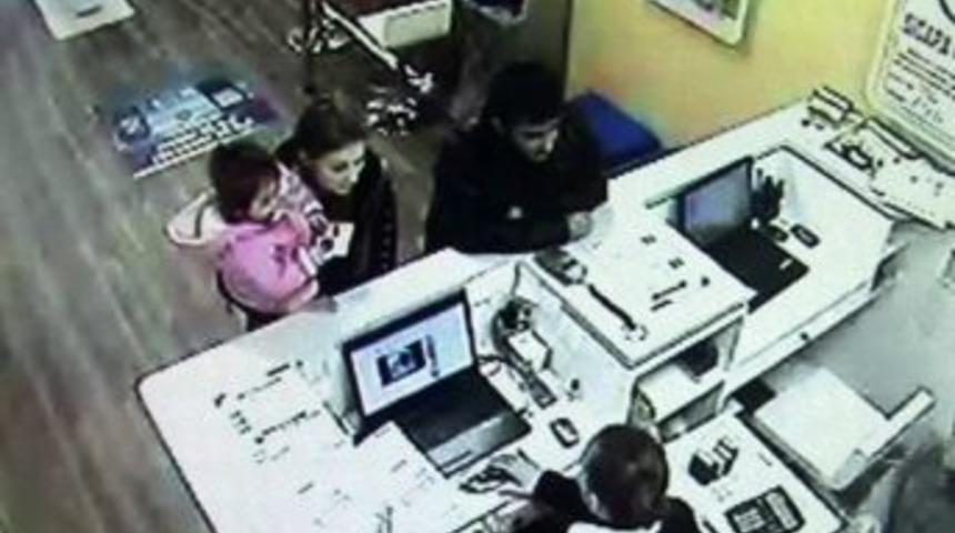 Kucağında bebeğiyle hırsızlık yaparken g&uuml;venlik kameralarına yakalandı