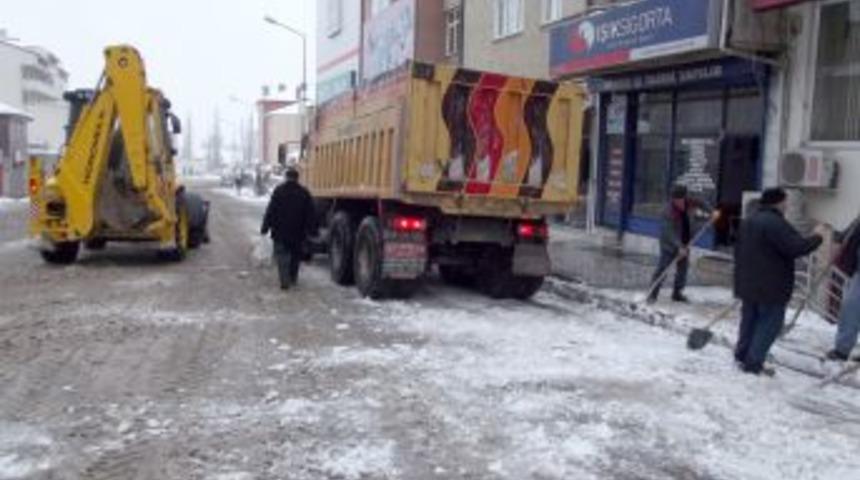 Yeni&ccedil;ubuk'ta biriken kar kamyonlarla taşınıyor