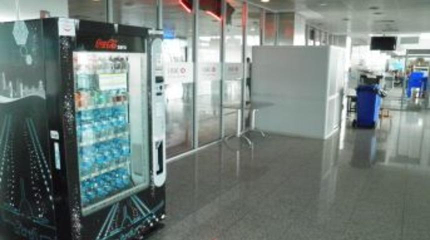 Sıvı yasağını i&ccedil;ecek makinesi 'deldi'