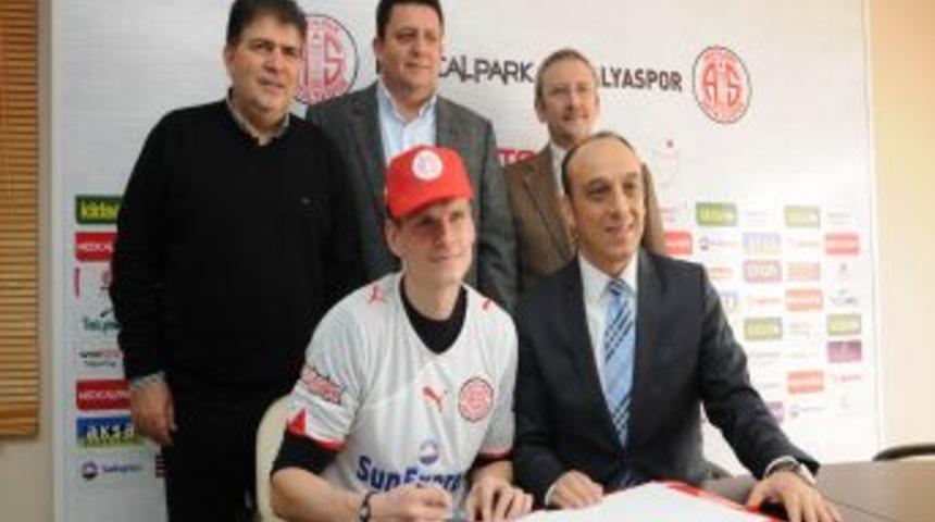 Antalyaspor, &Ccedil;ek futbolcu Petr Janda ile 3,5 yıllık s&ouml;zleşme imzaladı