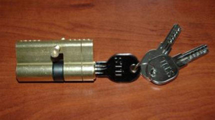 "Evinizin soyulmaması i&ccedil;in &ccedil;ok par&ccedil;alı kilit g&ouml;beği yaptırın"