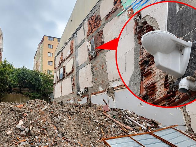 İstanbul'da bina yıkıldı, klozet havada kaldı!