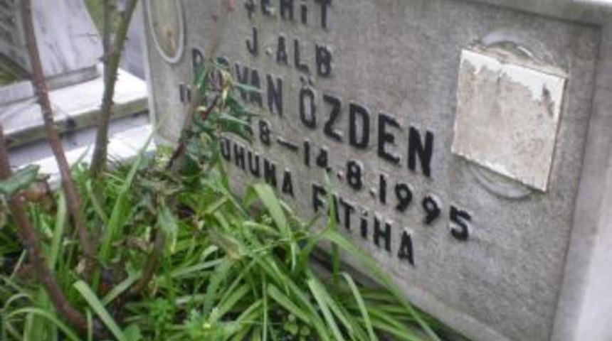 Albay Rıvdan &Ouml;zden'in kabrinde inceleme