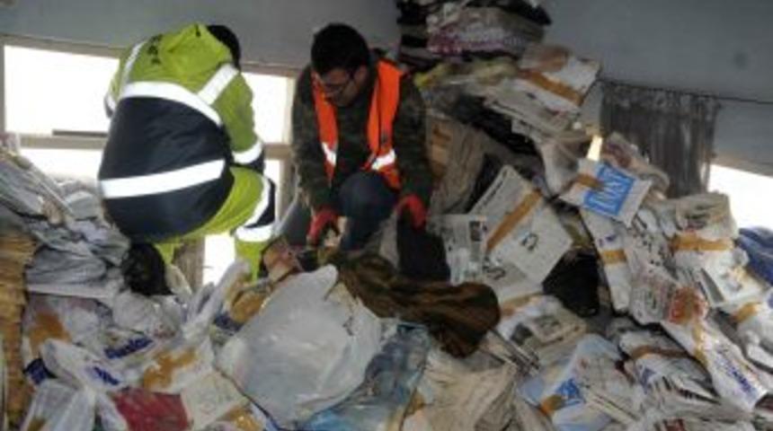 Emekli &ouml;ğretmenin evinden 15 ton &ccedil;&ouml;p &ccedil;ıktı