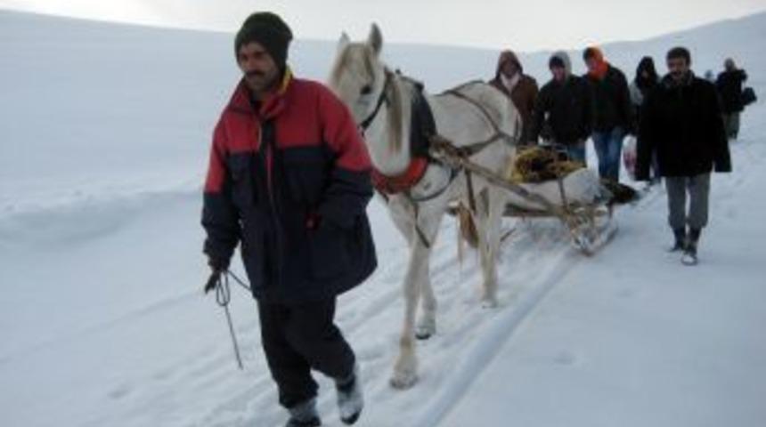 Mezranın yolu a&ccedil;ılmayınca hasta kız, atlı kızakla k&ouml;y&uuml;ne ulaştırıldı