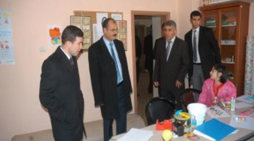 Başkale Kaymakamı Bayar: Devamsızlık yapan &ouml;ğrenciler okula kazandırılmalı