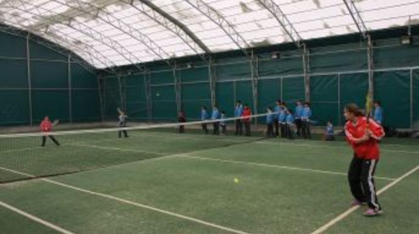 Ağrılı gen&ccedil;ler tenis kortlarına indi