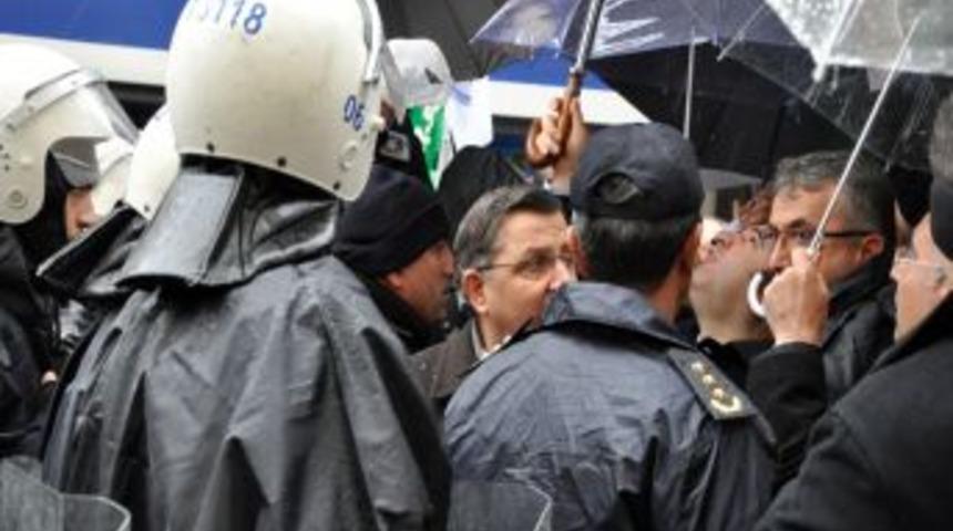 Memur-Sen, Toplu S&ouml;zleşme Yasa Tasarısını yağmur altında protesto etti