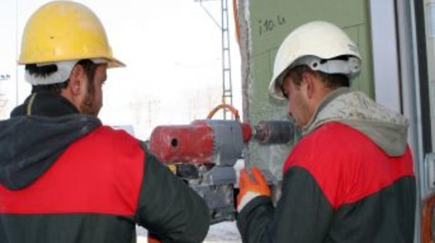 Van'da orta hasarlı binalar yeniden inceleniyor