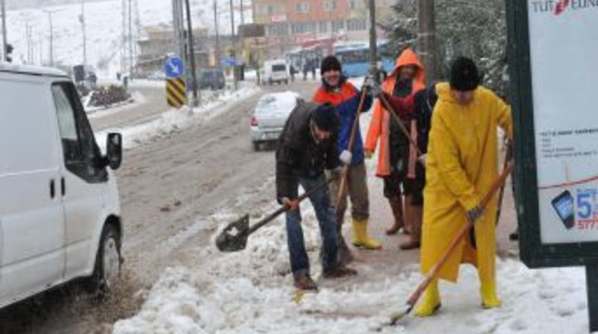 Mardin Belediyesi, kar temizleme &ccedil;alışmalarını s&uuml;rd&uuml;r&uuml;yor