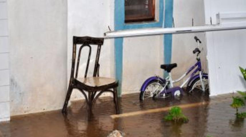Yağmur, Fethiye&rsquo;deki bazı evlerde su baskınlarına yol a&ccedil;tı