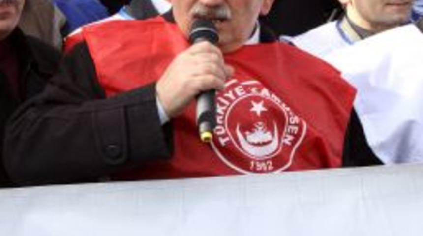 Kamu Sen &uuml;yesi memurlar, toplu s&ouml;zleşme tasarısını protesto etti