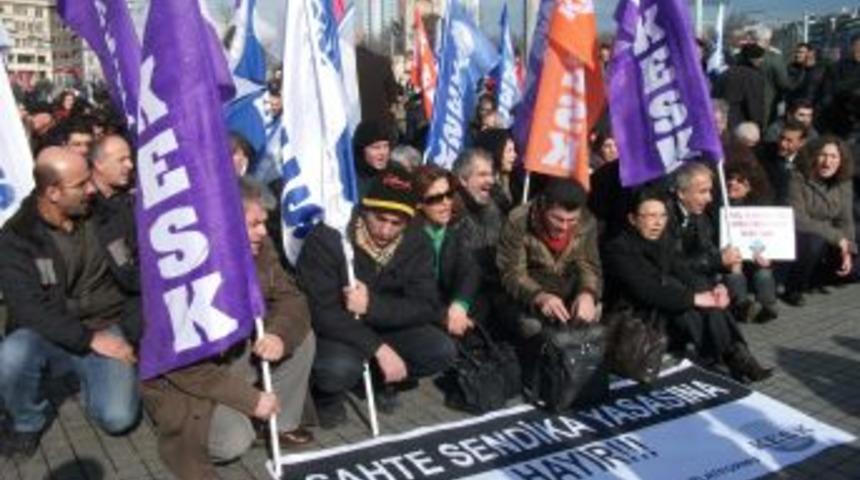 Kamu &ccedil;alışanları, sendika yasa tasarısını protesto i&ccedil;in y&uuml;r&uuml;d&uuml;