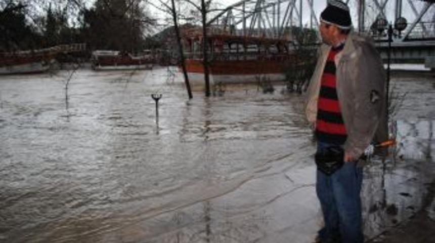 Manavgat Irmağı'nda su seviyesi y&uuml;kseldi, 9 işyeri su altında kaldı