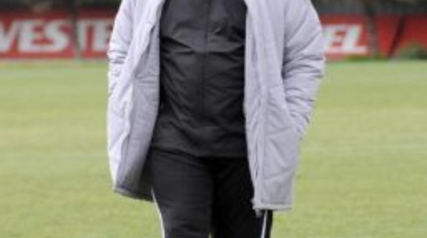 Manisaspor Teknik Direkt&ouml;r&uuml; &Ouml;zat ilk antrenmanına &ccedil;ıktı