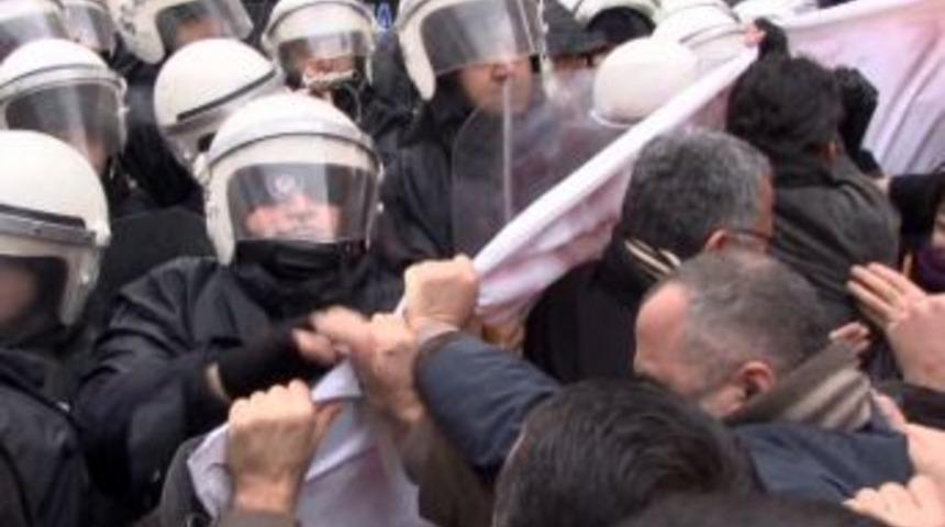 Sopa ve kartopuyla polise saldıran gruba, biber gazıyla m&uuml;dahale