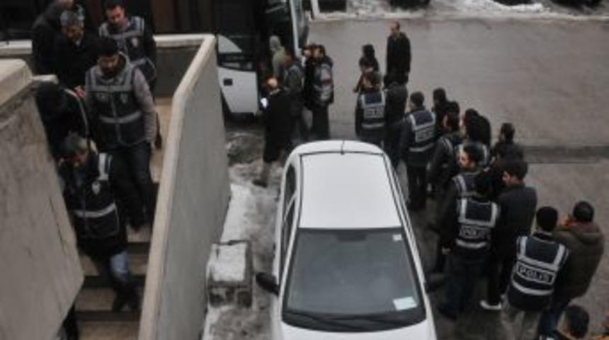 Polisten ila&ccedil; dolandırıcılarına darbe: 34 kişi g&ouml;zaltında