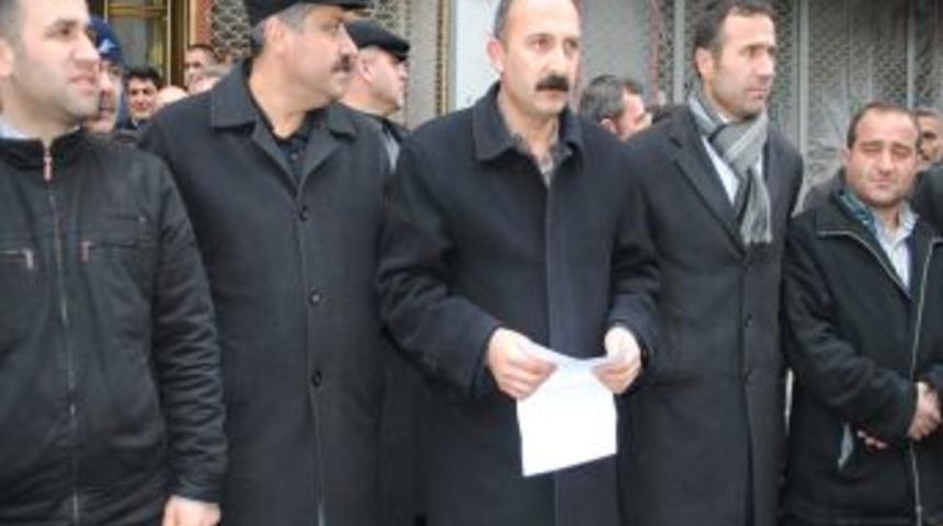 Hakkari&rsquo;deki patlamanın yaşandığı iş merkezine esnaf 'Siyah Bez' astı