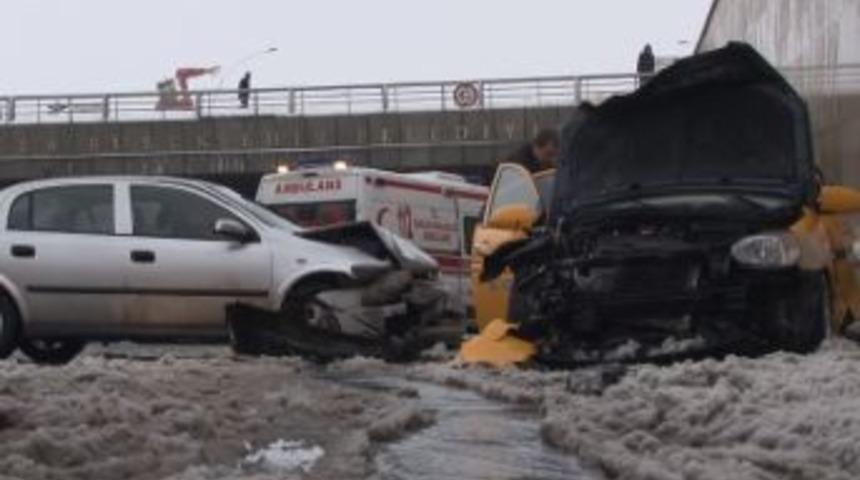 Protokol yolunda 23 ara&ccedil; zincirleme kazaya karıştı: 6 yaralı