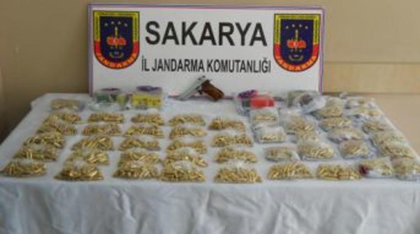 Toprağa g&ouml;m&uuml;l&uuml; bidon i&ccedil;inde tabanca ve &ccedil;ok sayıda mermi bulundu