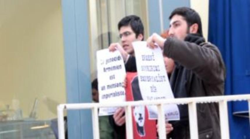 Fransa Konsolosluğu'nda 'tasarı' protestosu