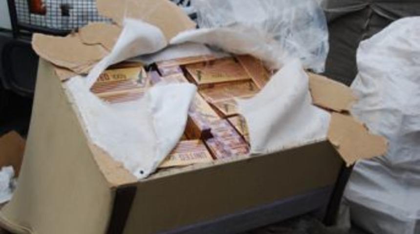 Eşyaların arasına gizlediği 25 bin paket ka&ccedil;ak sigarayı polisten ka&ccedil;ıramadı