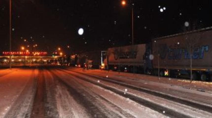 Uluslararası TIR ge&ccedil;işleri Trakya'da kar engeline takıldı
