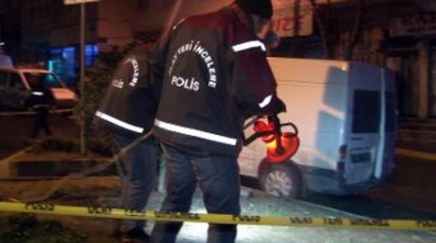 Kovalamacayı izlerken pencereye &ccedil;ıktı, serseri kurşunla yaralandı